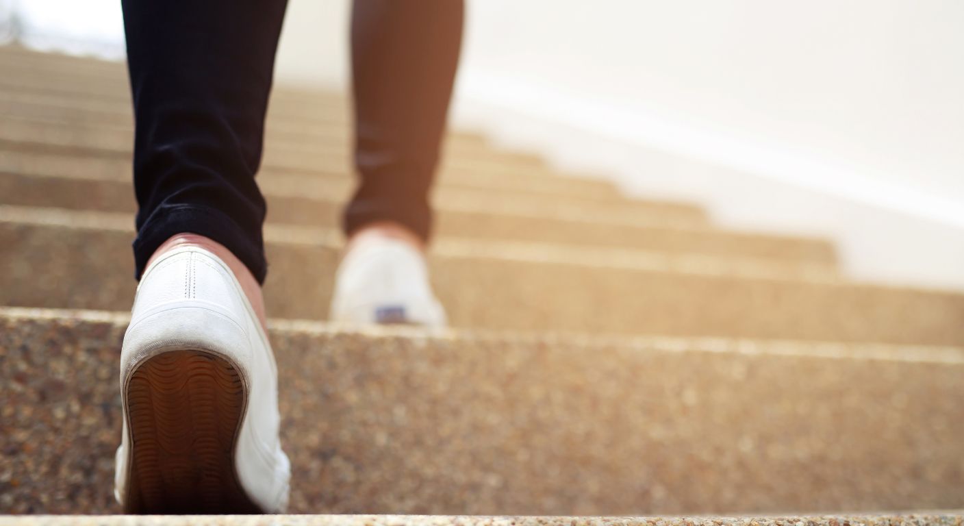 若々しさを引き出す外見の磨き方⑤：姿勢と歩き方を意識する